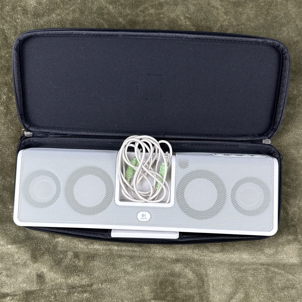 Logitech mm50 Portable iPod Speaker Dock White with Case Remote and Aux Cable